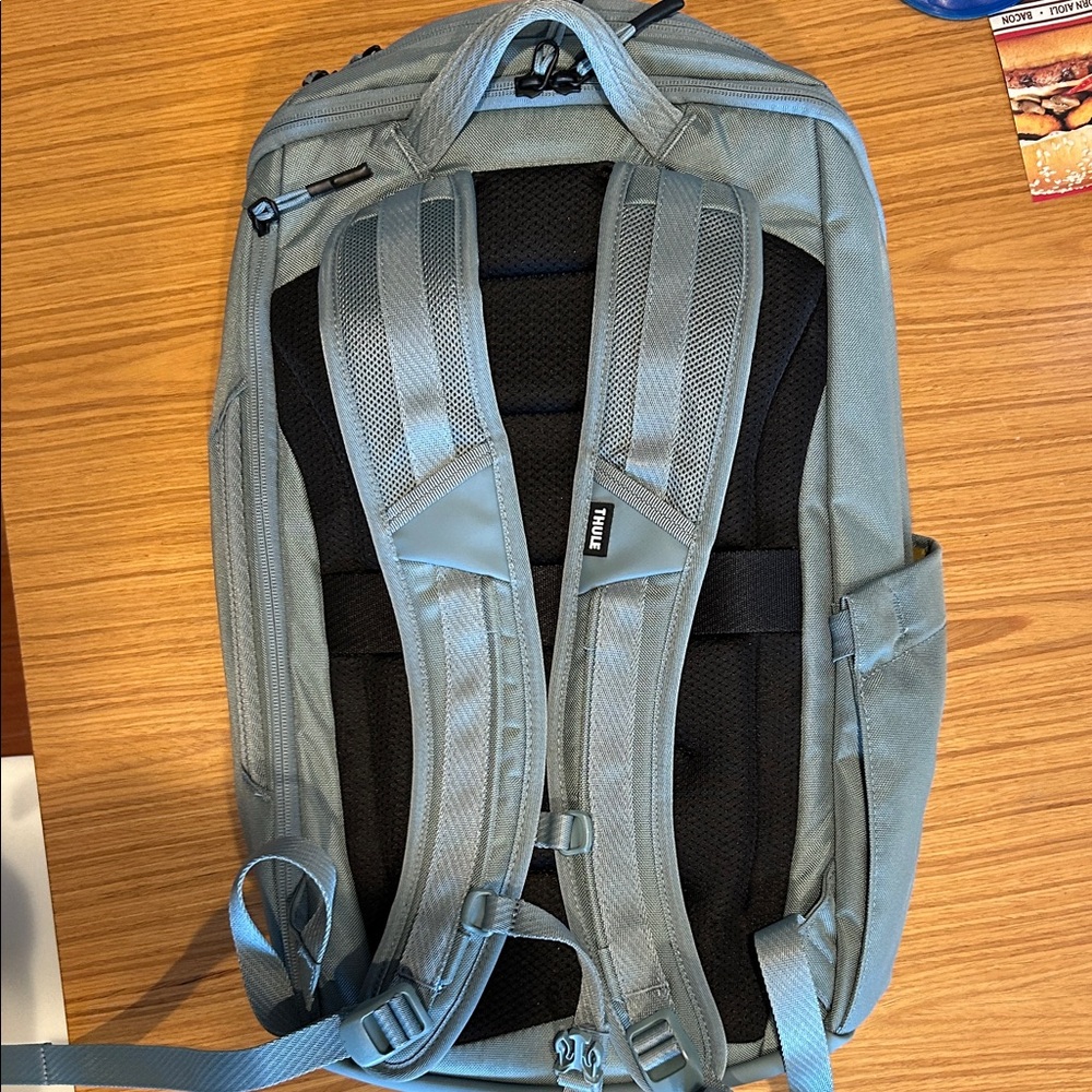 Thule like new Backpack - image 2